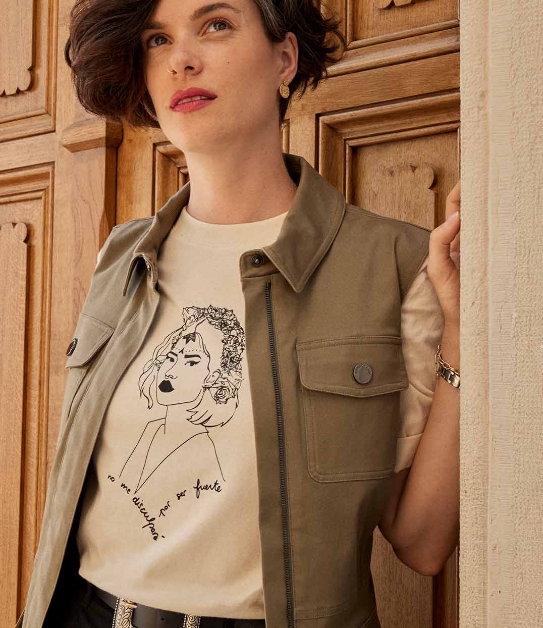 Femme portant le t-shirt Lupita de Leonor Roversi