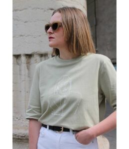 femme portant un tshirt vert kaki themis en coton bio de leonor roversi