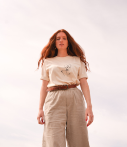 femme portant un t-shirt naturel klimt de la marque éthique et lyonnaise leonor roversi