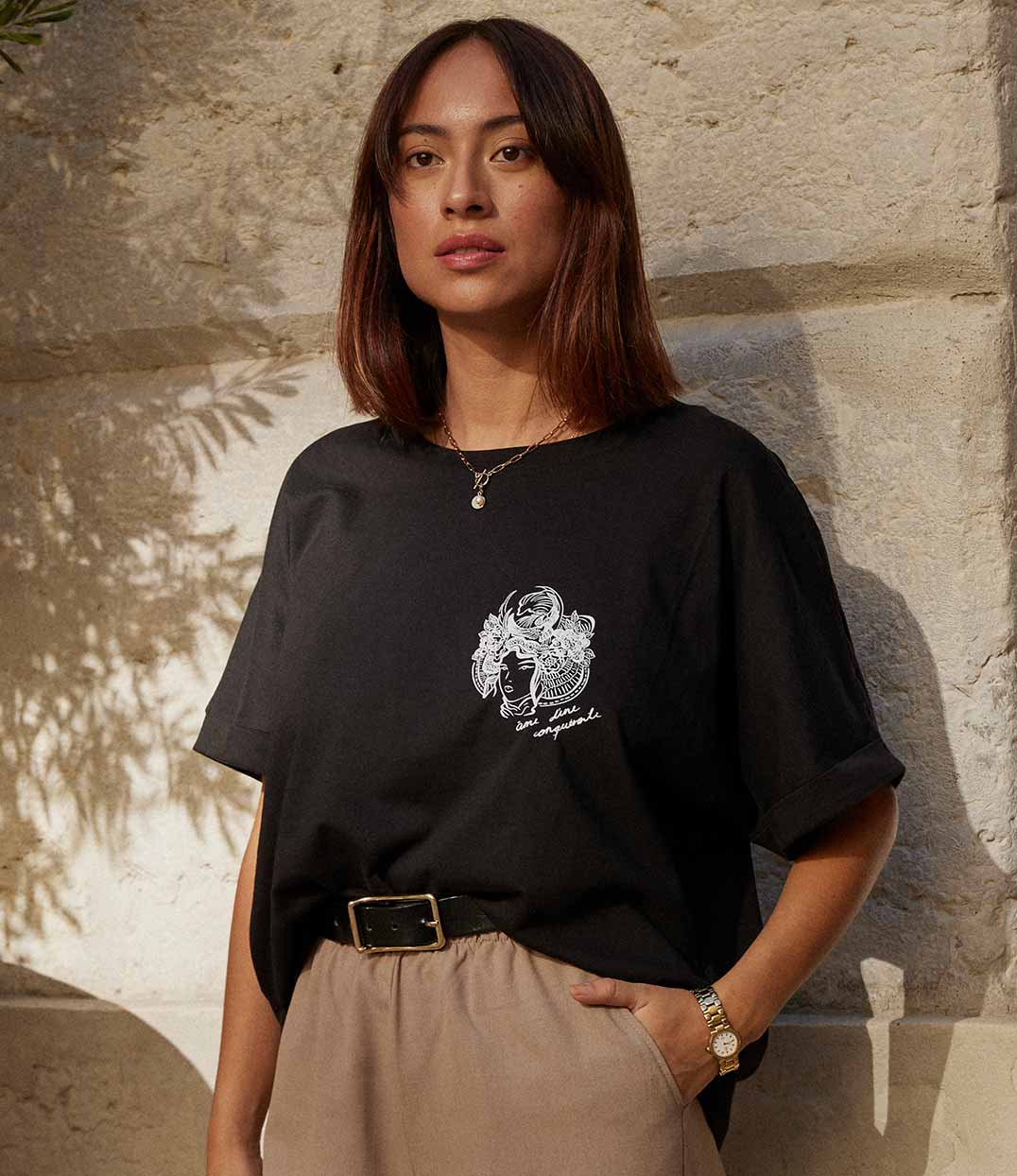Femme début portant un t-shirt noir Conquérante, Coton Bio Leonor Roversi