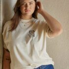 T-shirt naturel combattante Leonor Roversi porté par une femme début