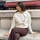 femme assise portant un hoodie naturel benten en coton bio