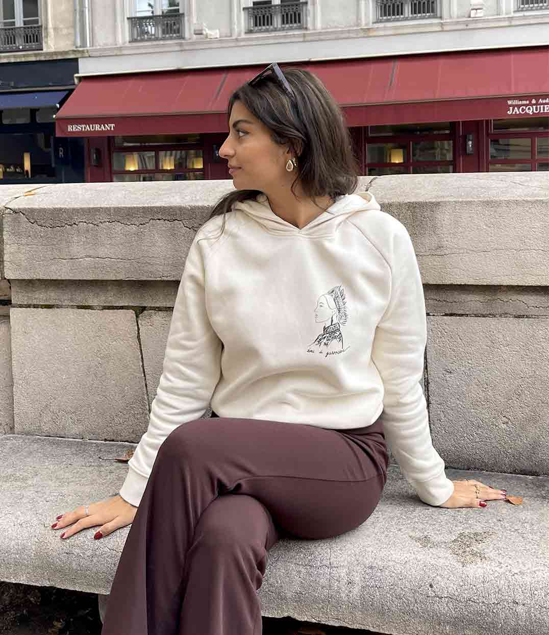 femme assise portant un hoodie naturel benten en coton bio