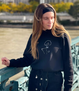 femme portant le hoodie noir klimt sur un pont