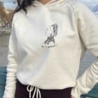 femme portant un hoodie creme benten leonor roversi