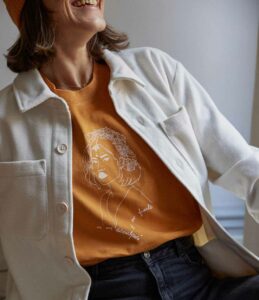 Femme portant une serchemise naturel et un t-shirt Lupita abricot Leonor Roversi
