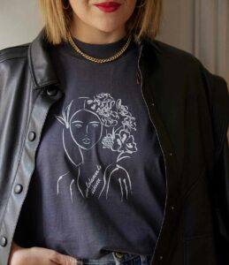Femme portant un t-shirt gris Unica Leonor Roversi