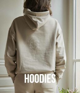 catégorie hoodie avec une femme portant un hoodie themis