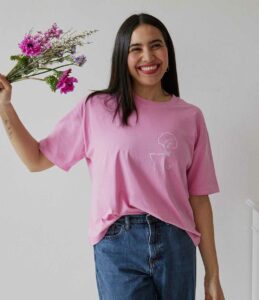 femme portant un t-shirt klimt rose bonbon de la marque leonor roversi