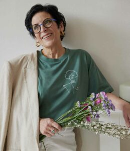femme portant le t-shirt klimt vert aloe de la marque éthique leonor roversi