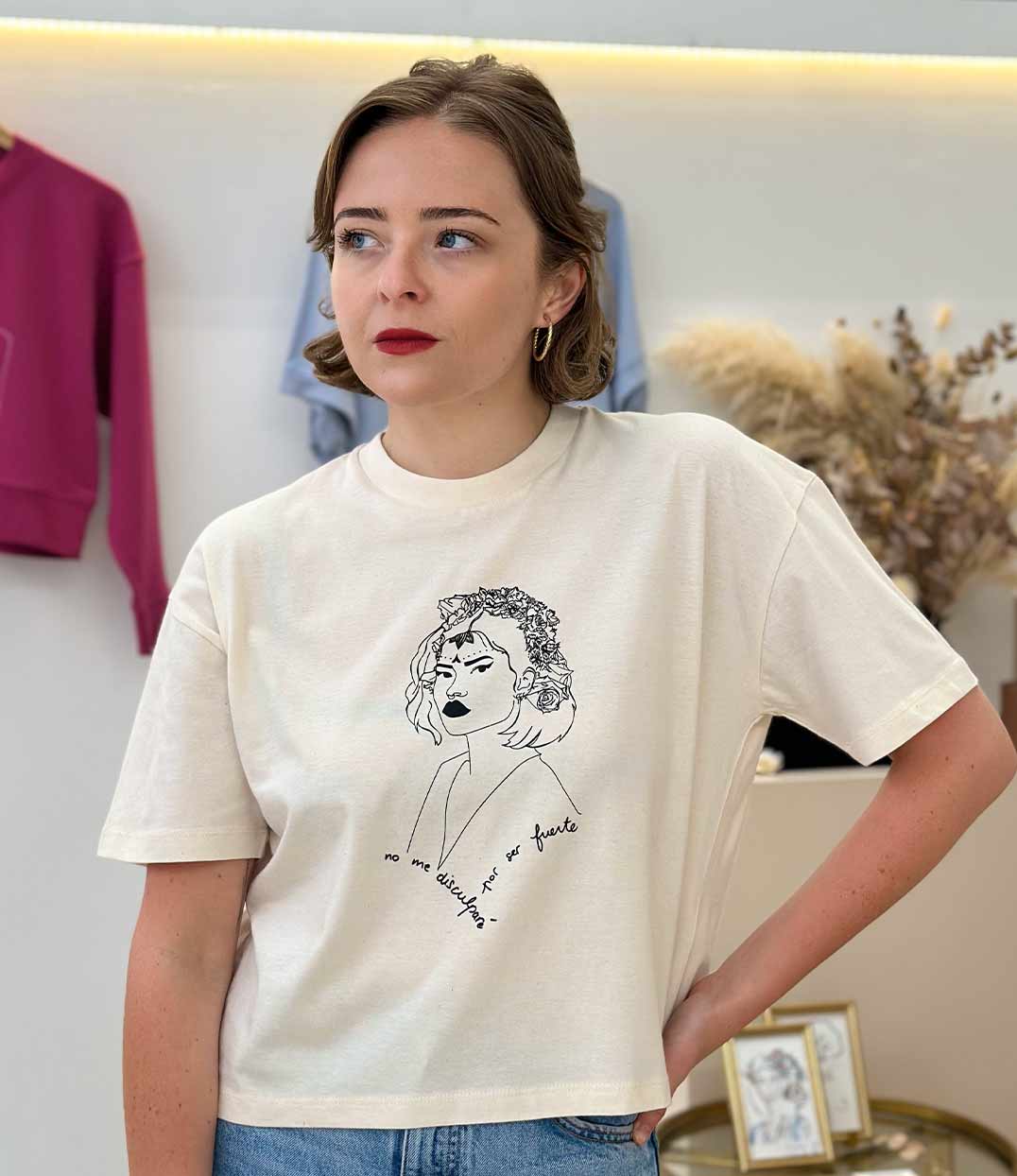 Femme portant un t-shirt Lupita en écru de la marque Leonor Roversi