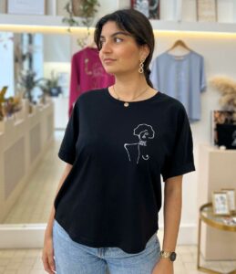 Femme portant un t-shirt klimt noir de la marque Leonor Roversi