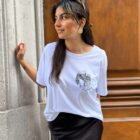 Femme portant un t-shirt gozen blanc de la marque Leonor Roversi