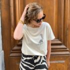 femme portant un t-shirt benten crème de la marque leonor roversi