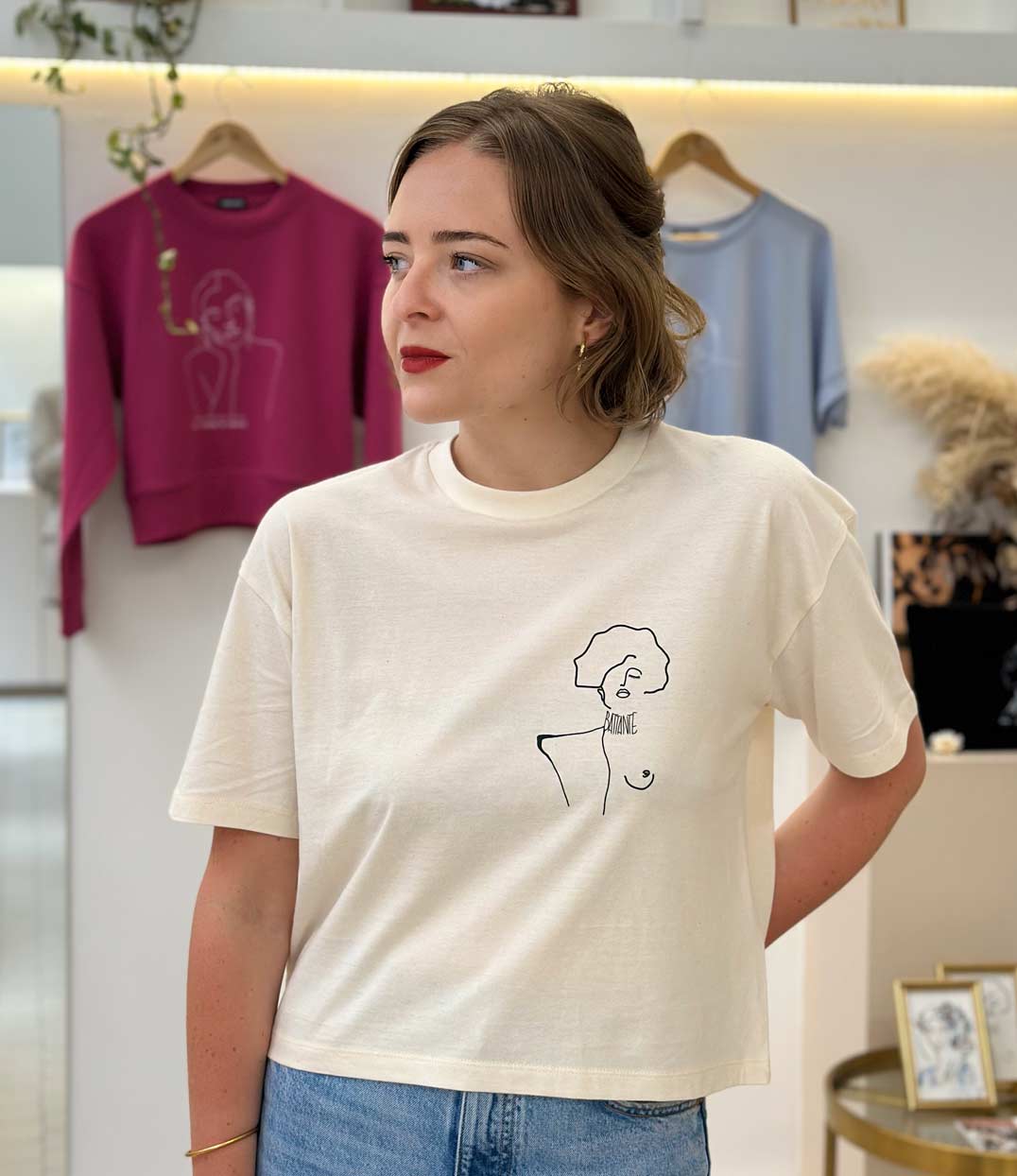 femme portant un t-shirt klimt crème de la marque leonor roversi