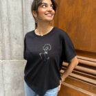 Femme portant un t-shirt klimt noir Leonor Roversi