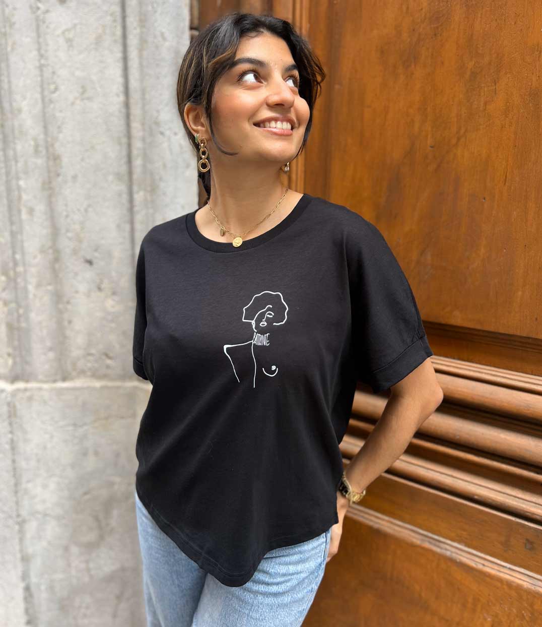 Femme portant un t-shirt klimt noir Leonor Roversi