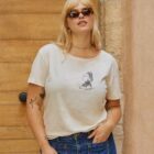 femme portant un t-shirt écru benten de la marque leonor roversi